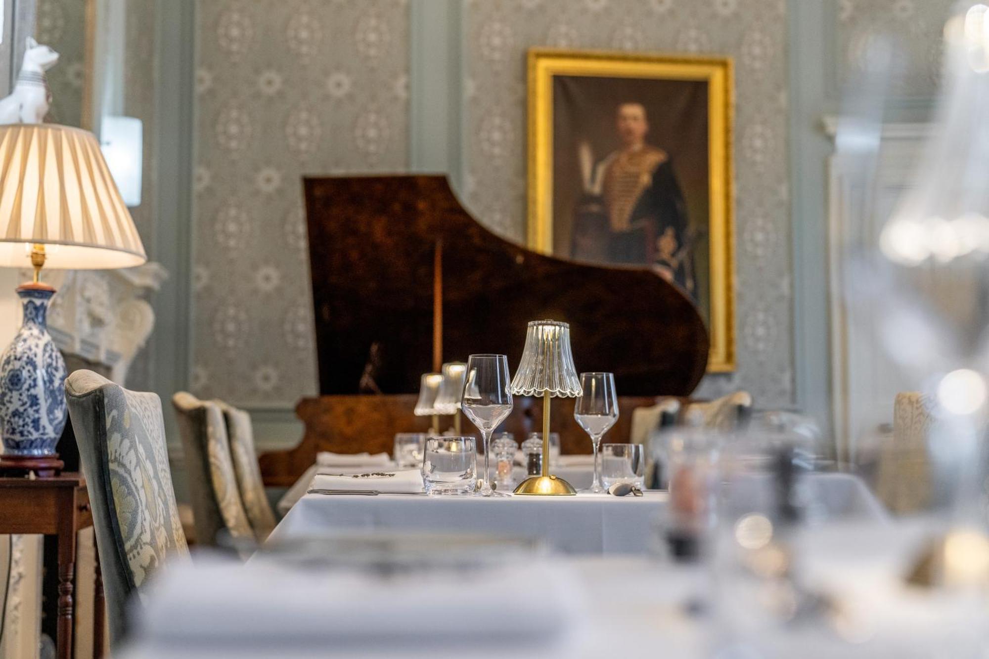 Weston Manor Hotel 外观 照片